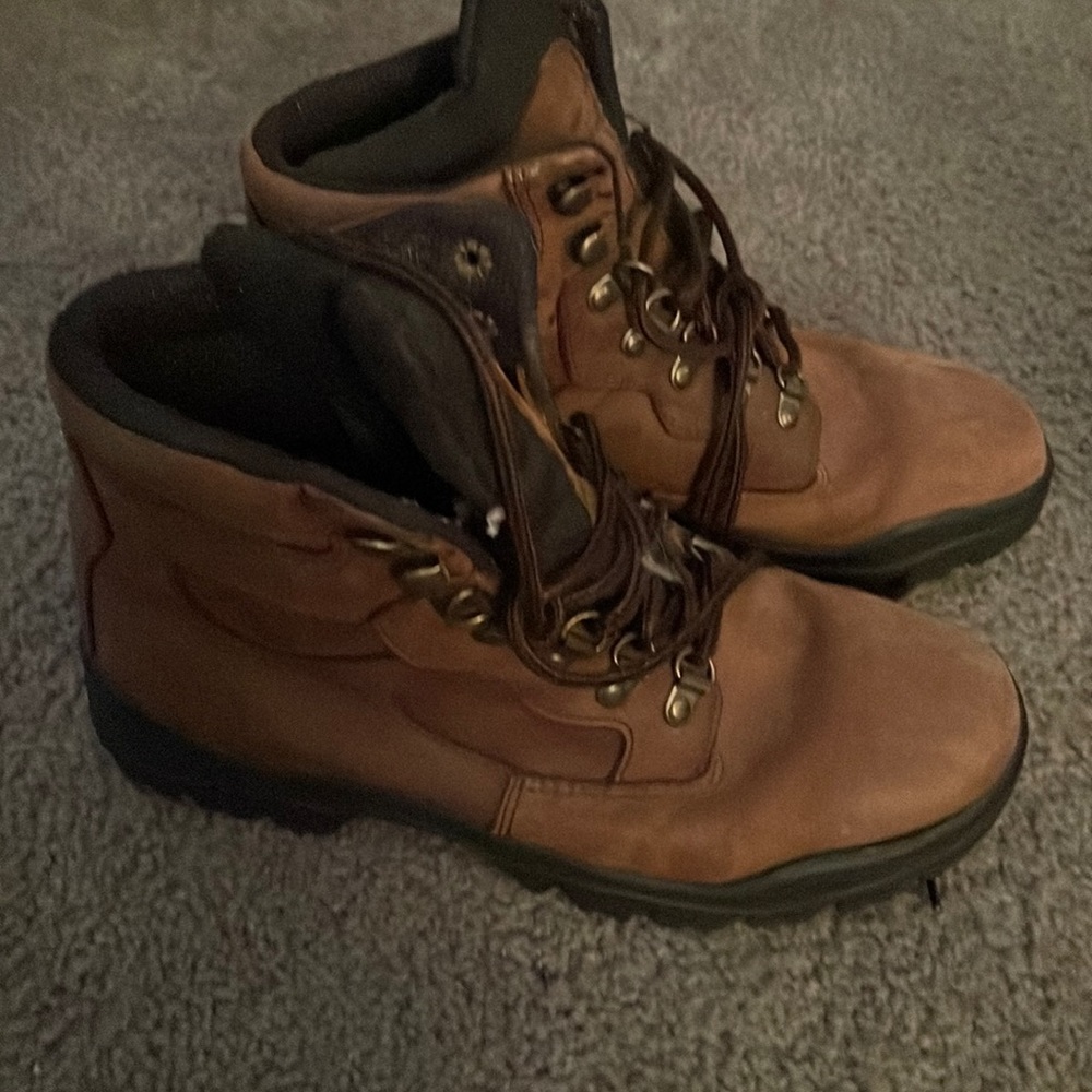 Womens size 8.5 hiking boots barely worn great condition